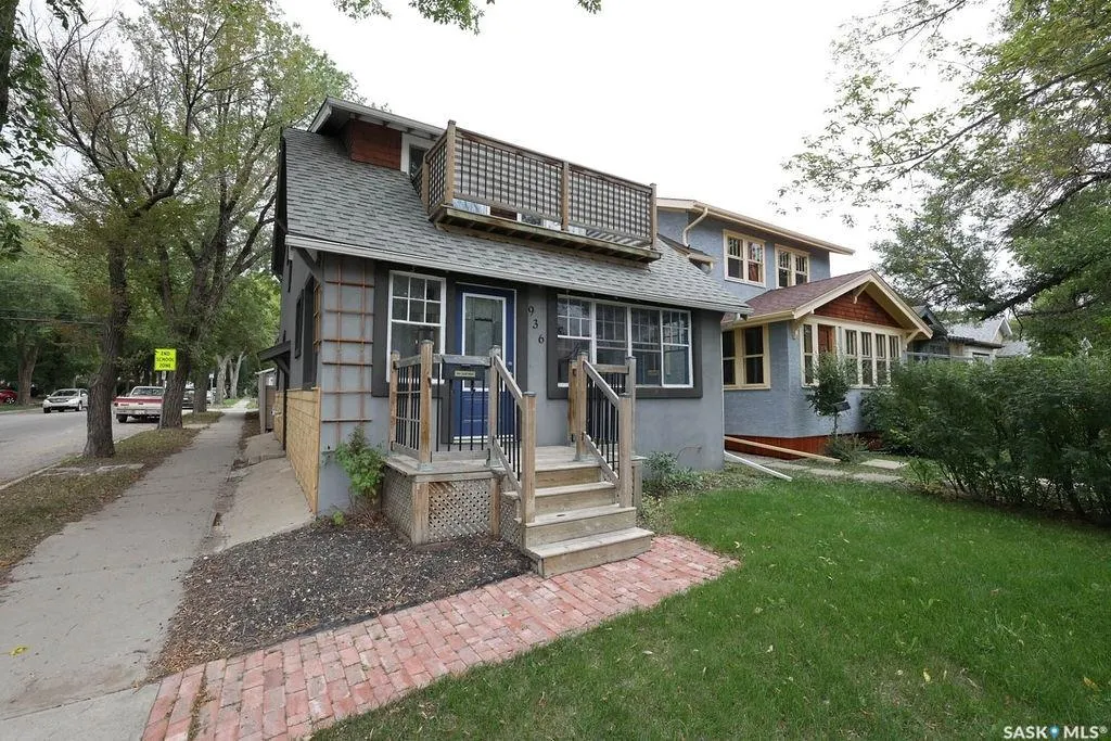 936 College AVENUE