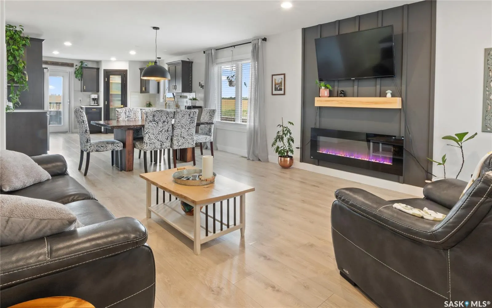 100 Diefenbaker AVENUE