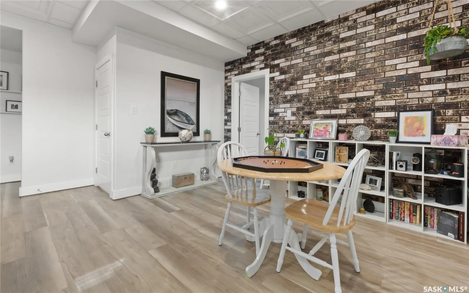 100 Diefenbaker AVENUE