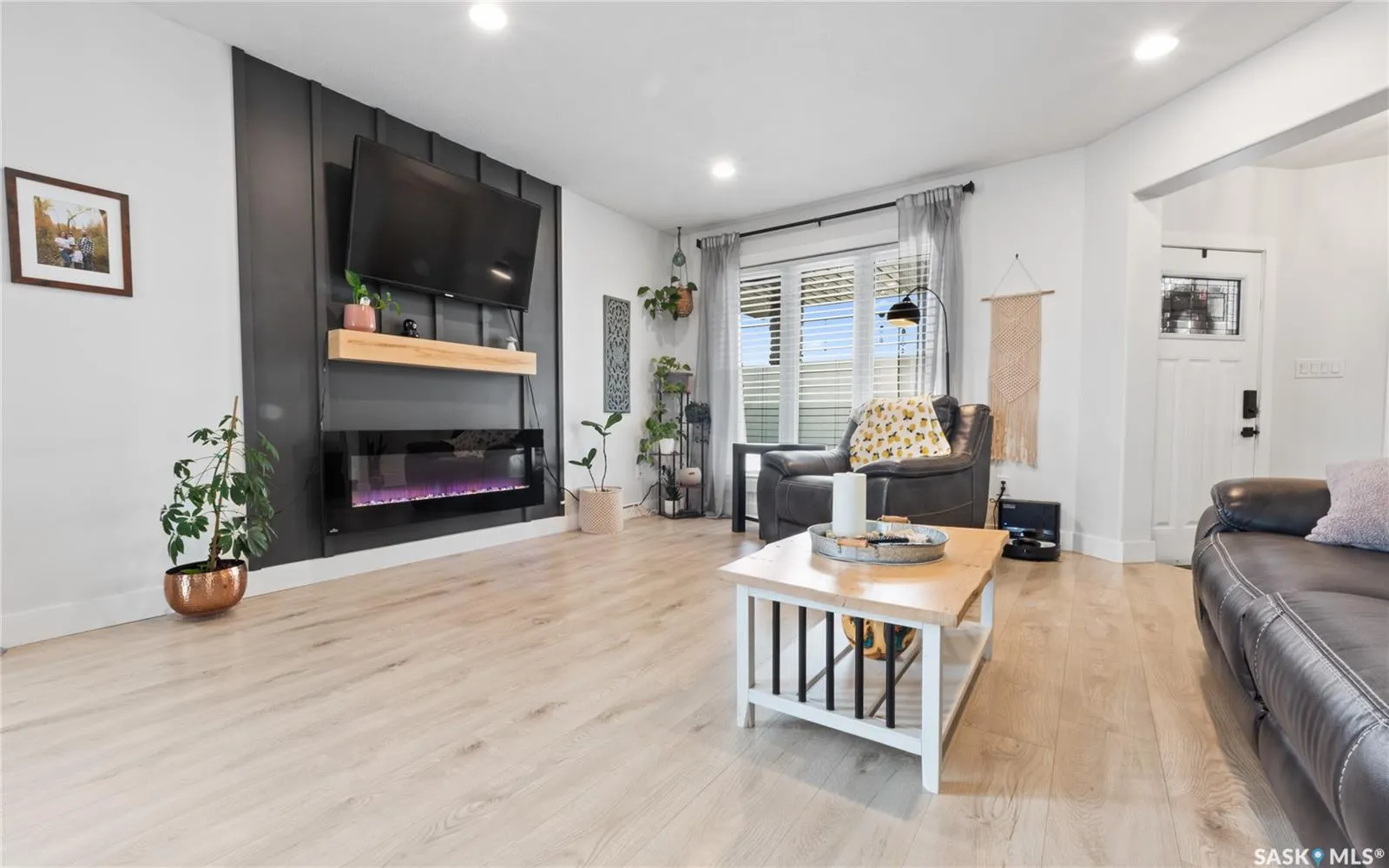 100 Diefenbaker AVENUE