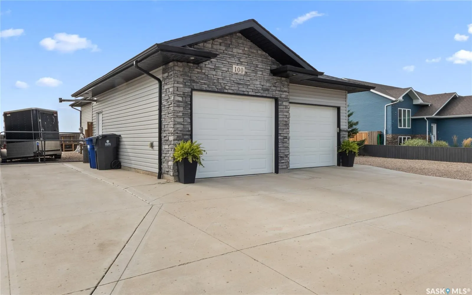 100 Diefenbaker AVENUE