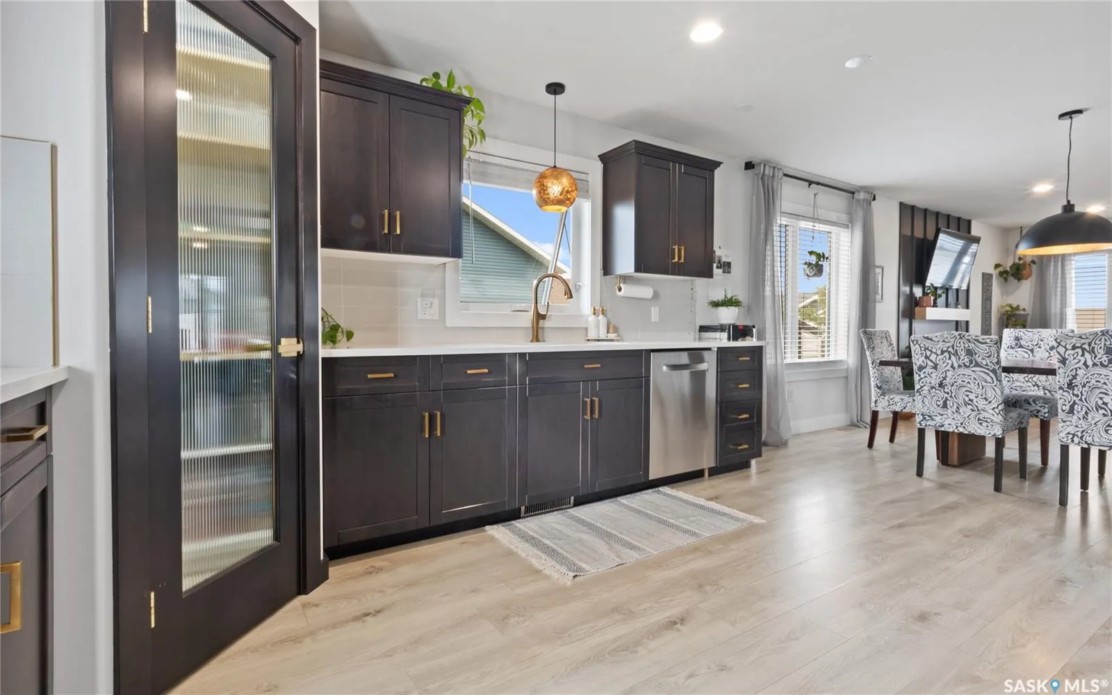 100 Diefenbaker AVENUE