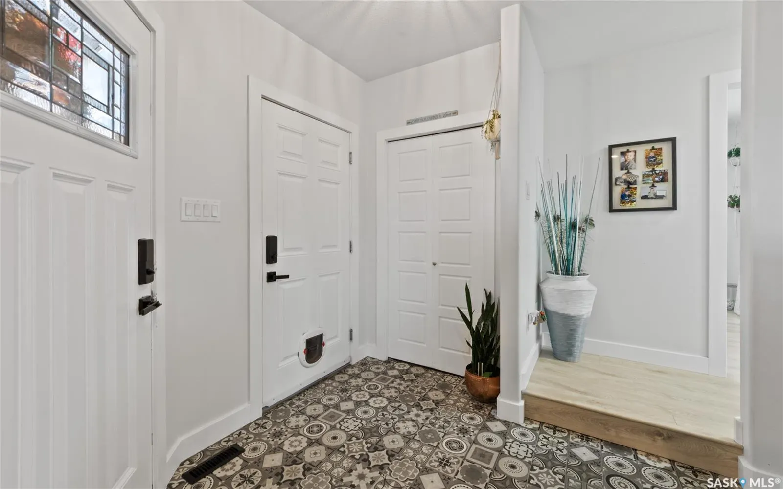 100 Diefenbaker AVENUE