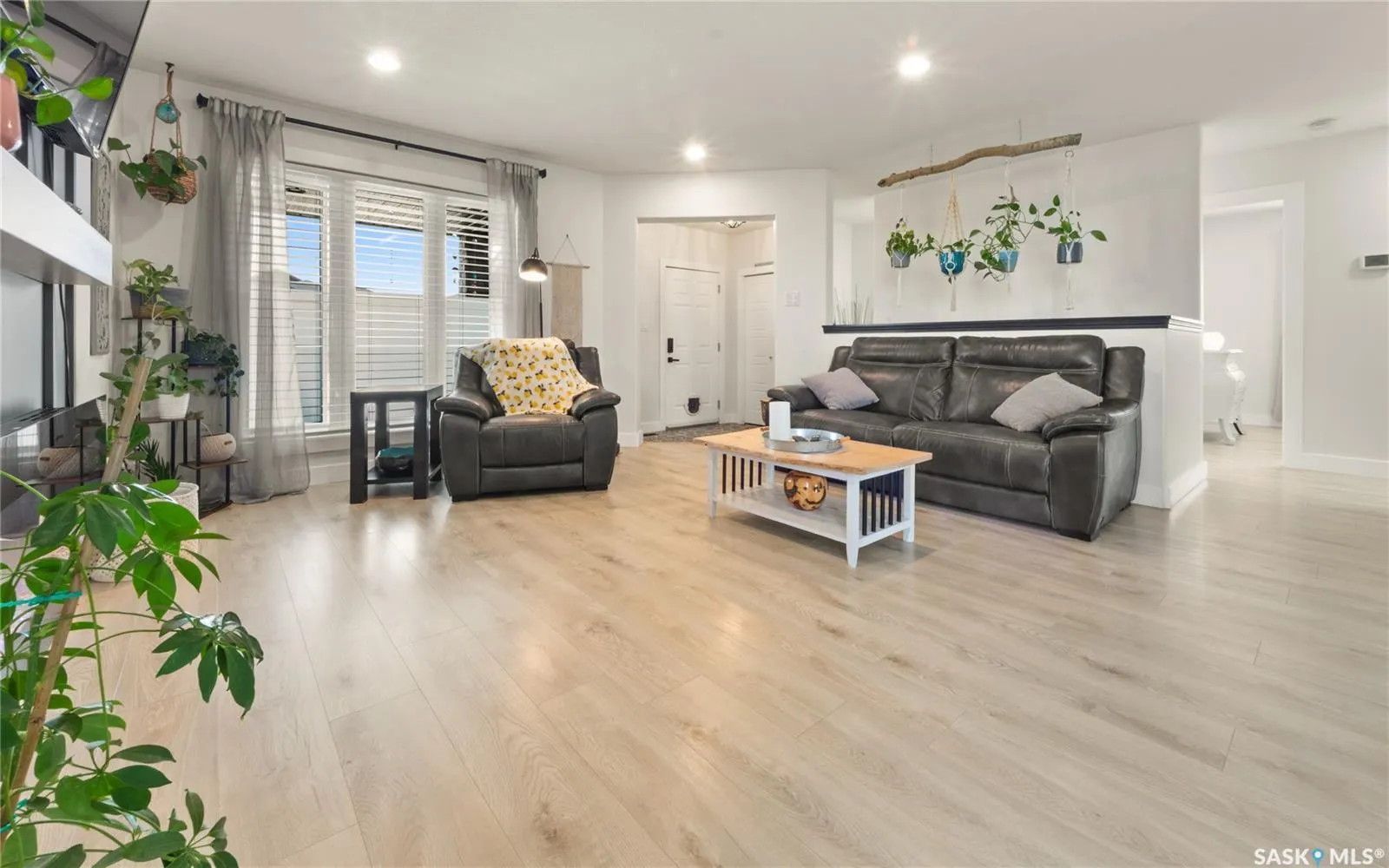 100 Diefenbaker AVENUE