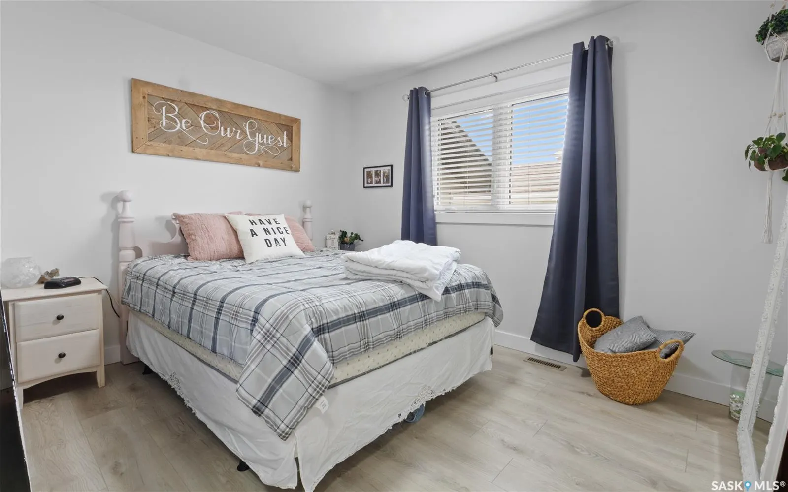 100 Diefenbaker AVENUE