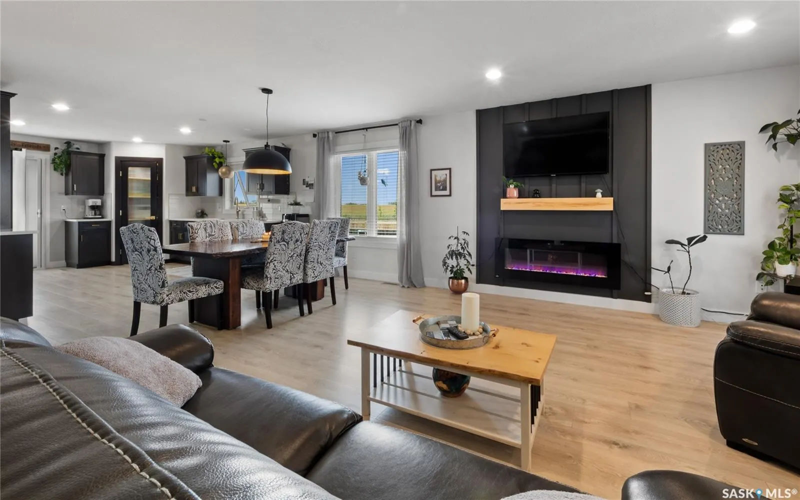 100 Diefenbaker AVENUE