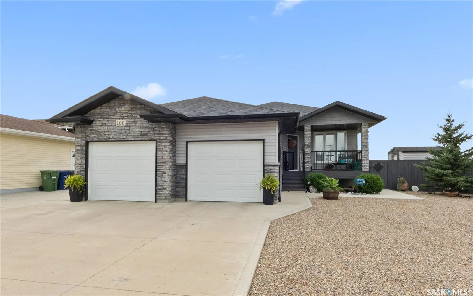 100 Diefenbaker AVENUE