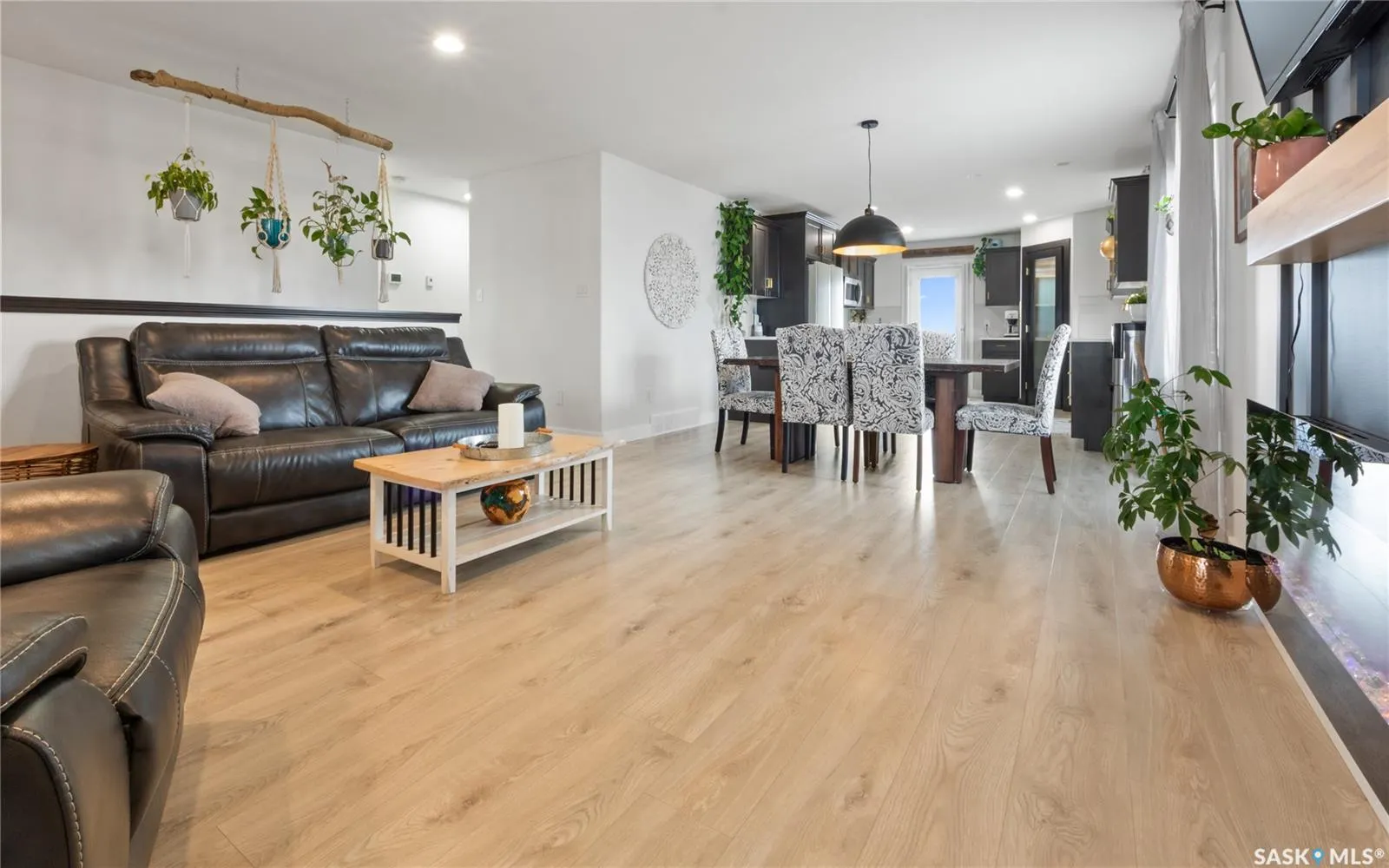 100 Diefenbaker AVENUE