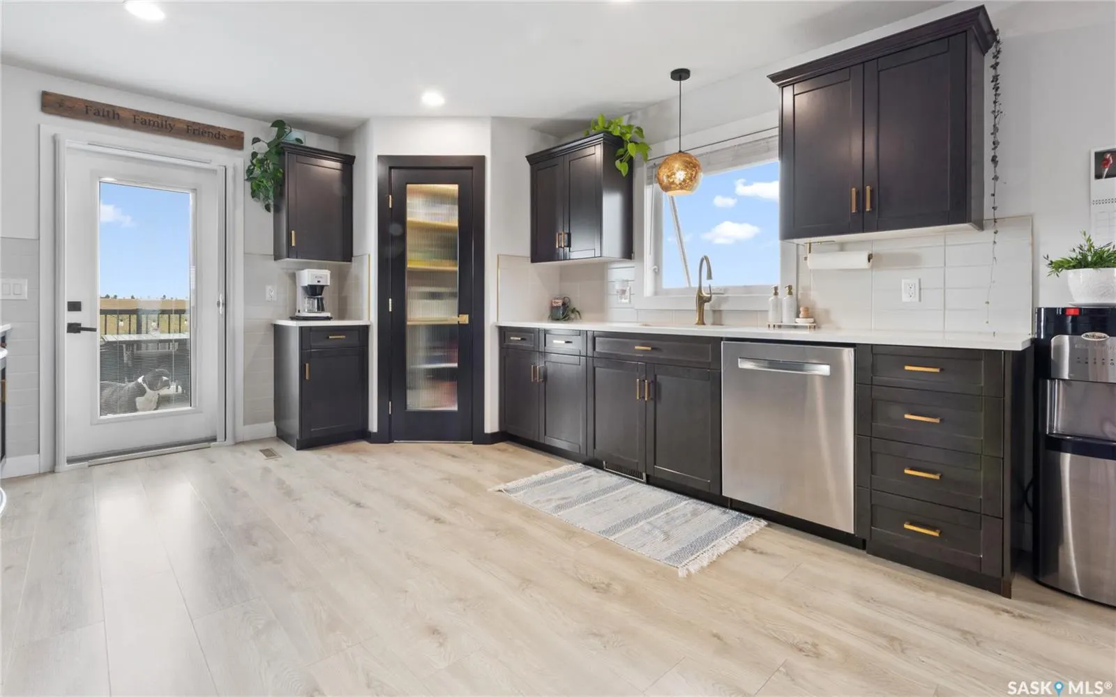 100 Diefenbaker AVENUE