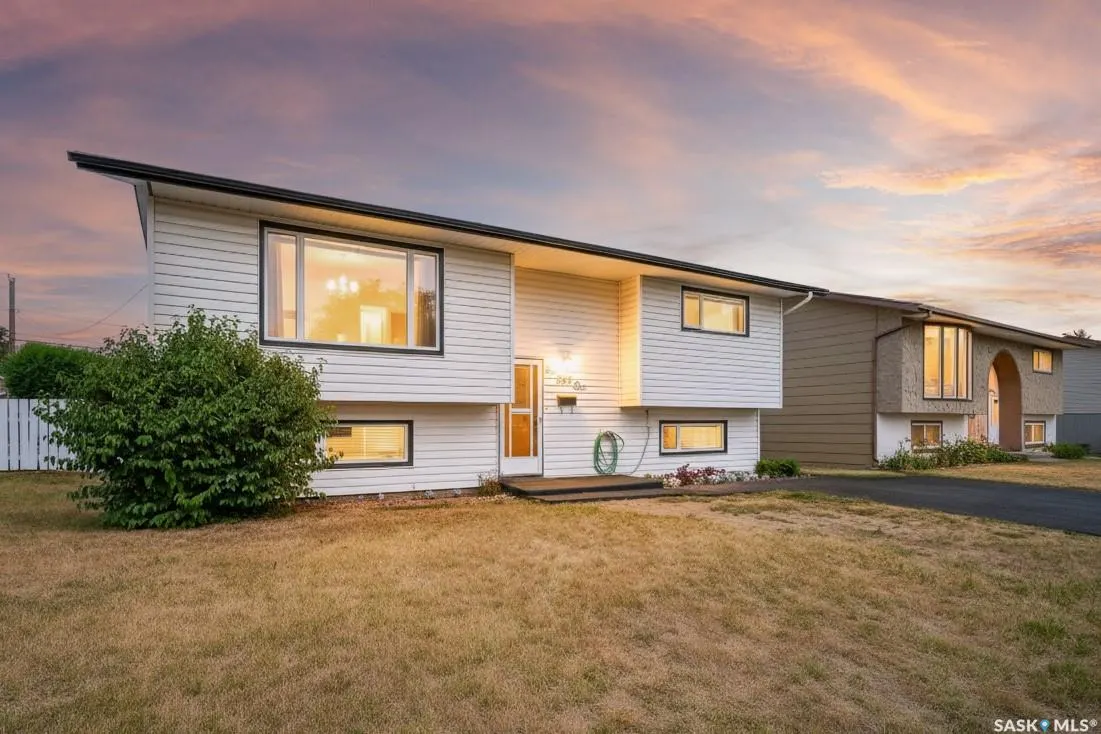1051 Corman CRESCENT