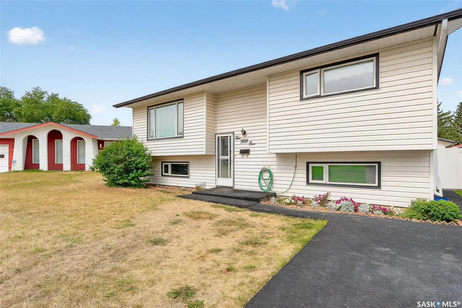 1051 Corman CRESCENT