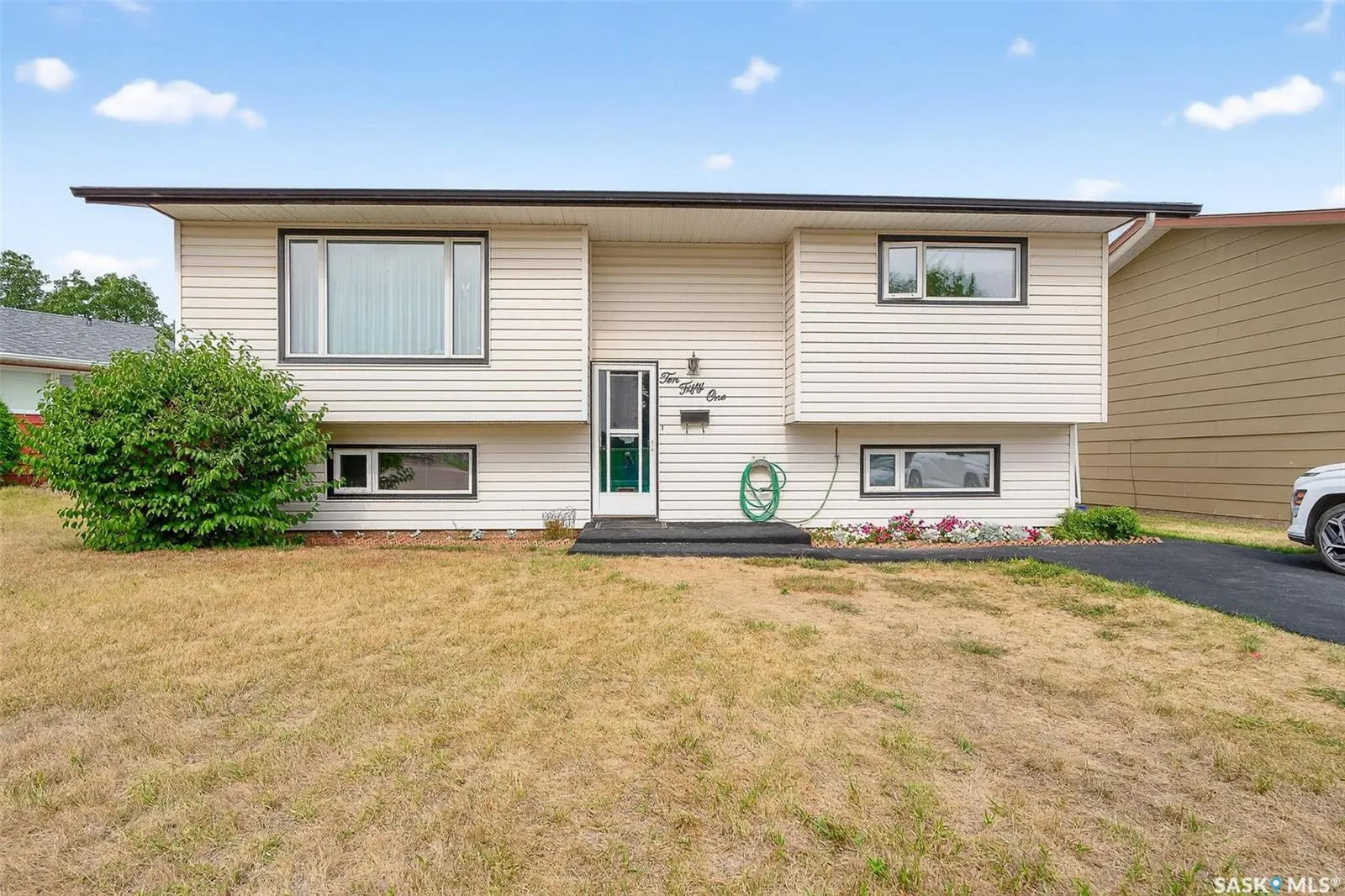 1051 Corman CRESCENT