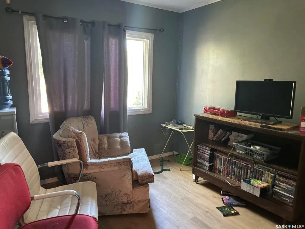 116 6th AVENUE W