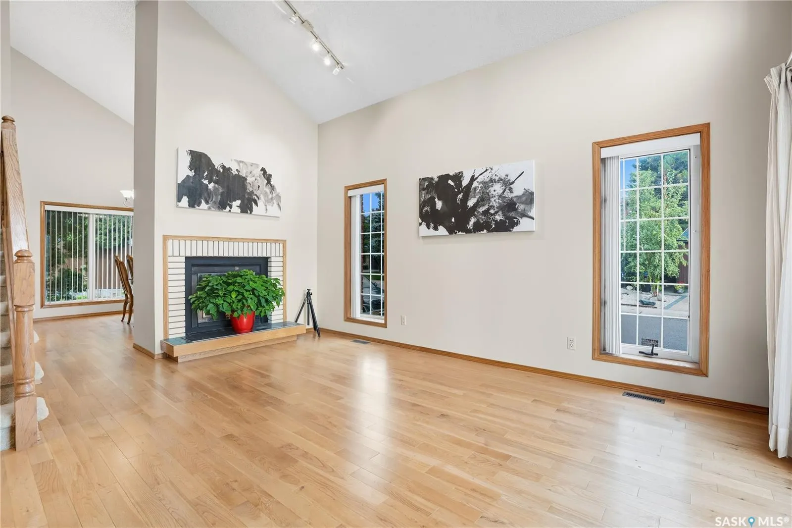 139 Lakeshore CRESCENT