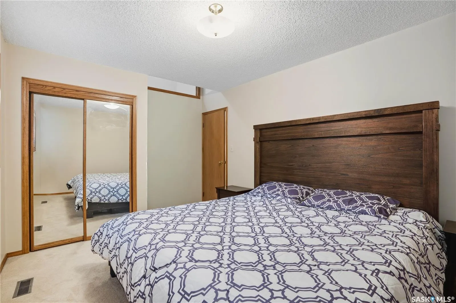 139 Lakeshore CRESCENT