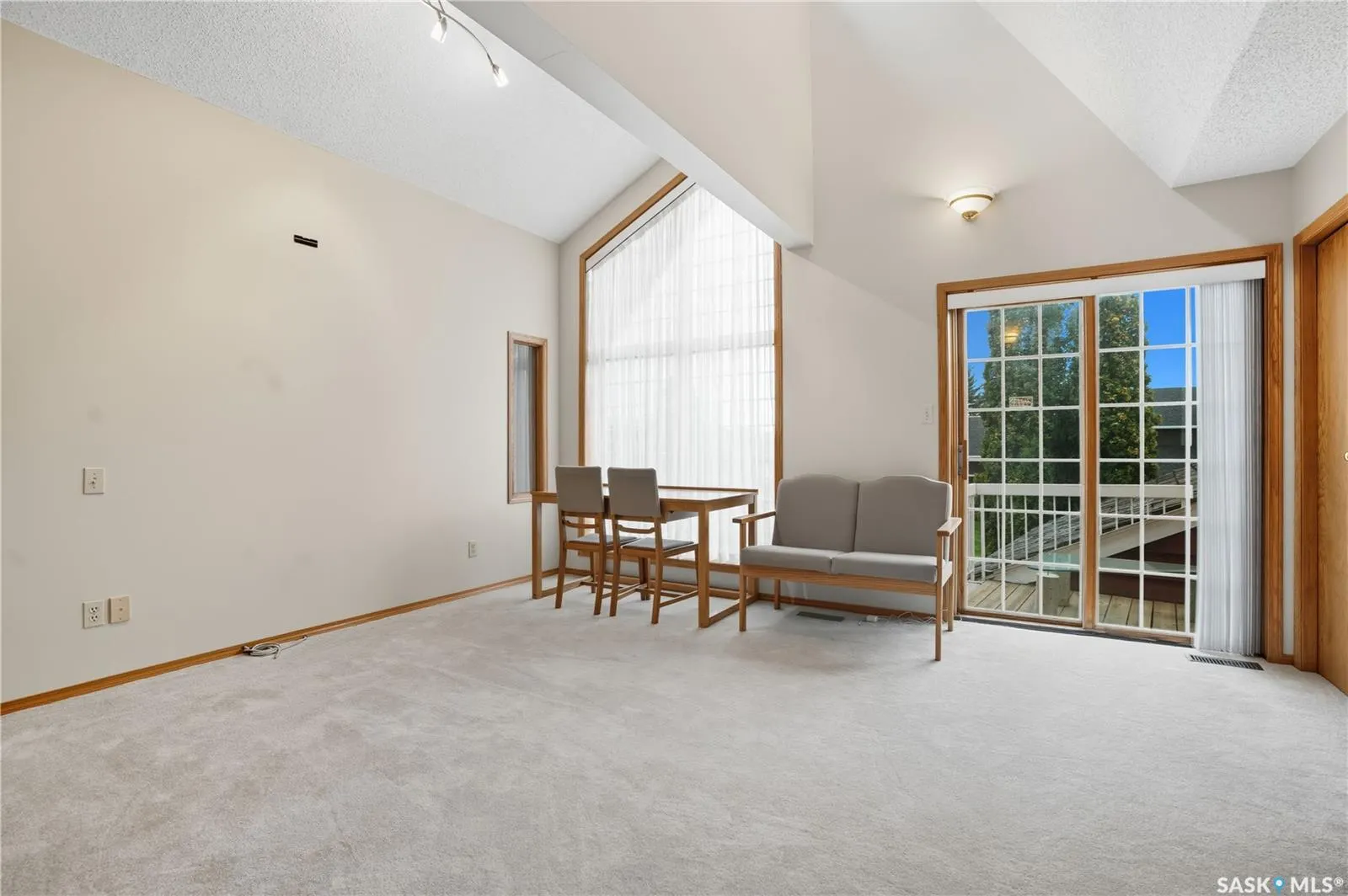 139 Lakeshore CRESCENT