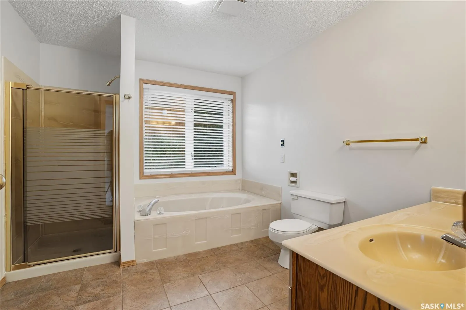 139 Lakeshore CRESCENT