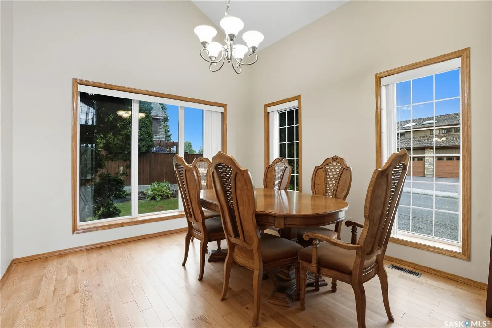 139 Lakeshore CRESCENT