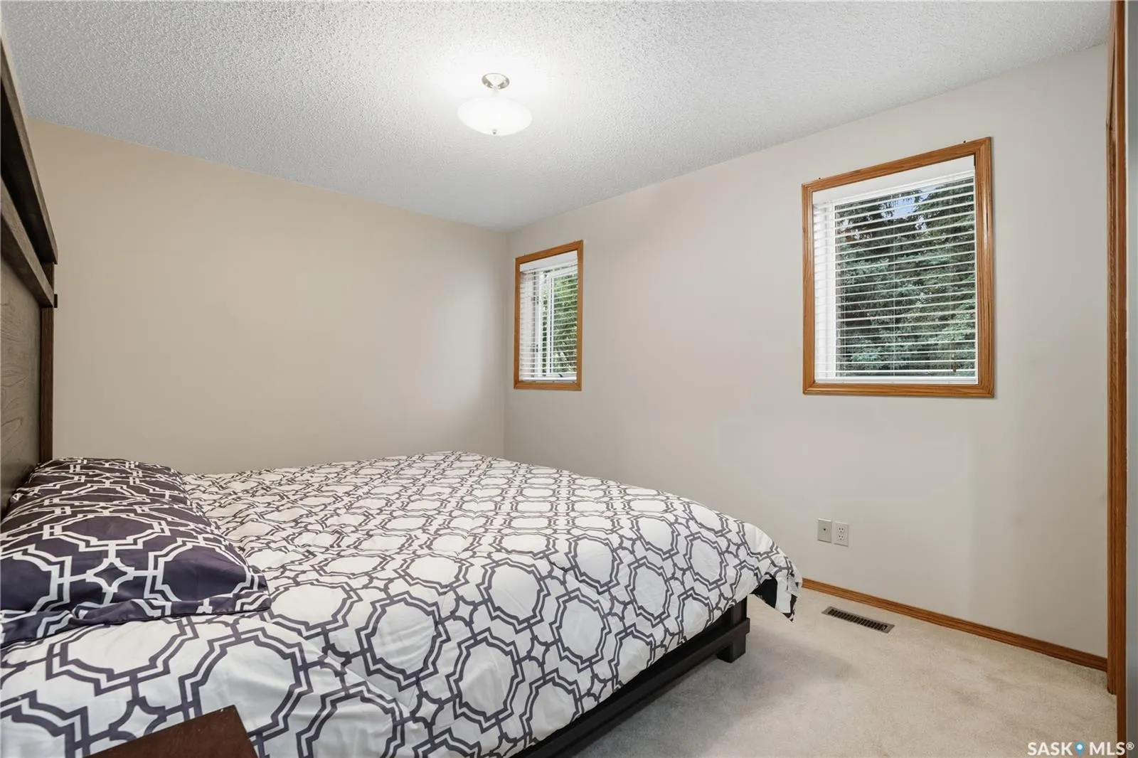 139 Lakeshore CRESCENT