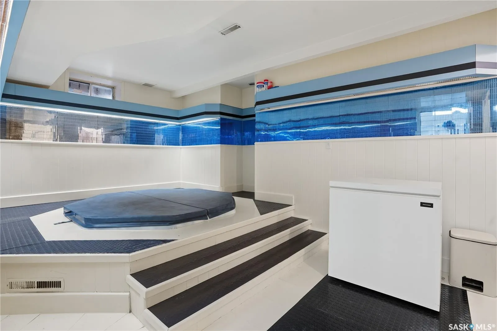 139 Lakeshore CRESCENT