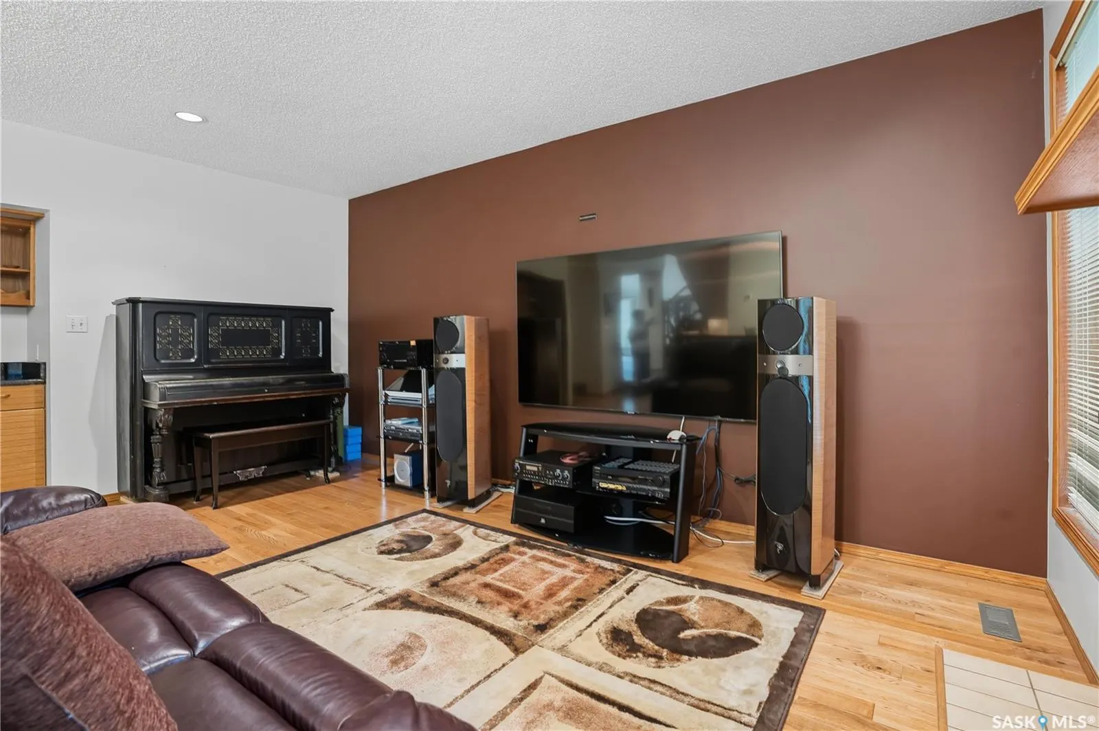 139 Lakeshore CRESCENT