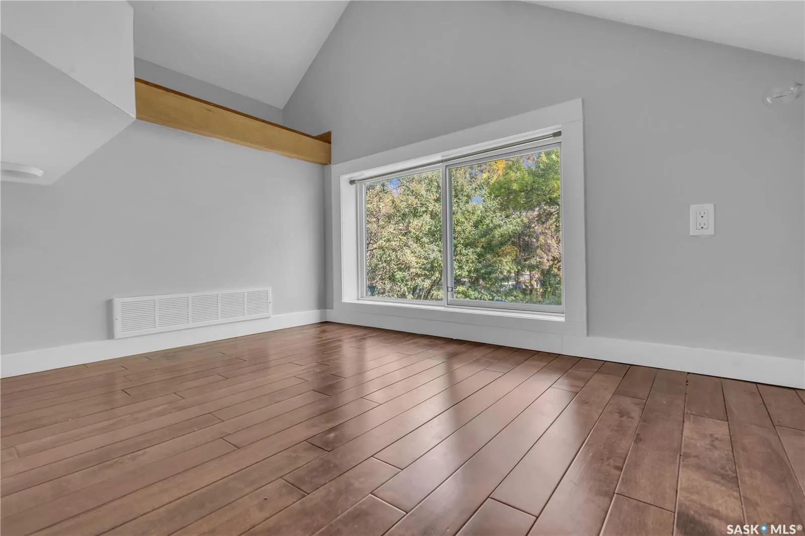 204 4th STREET E