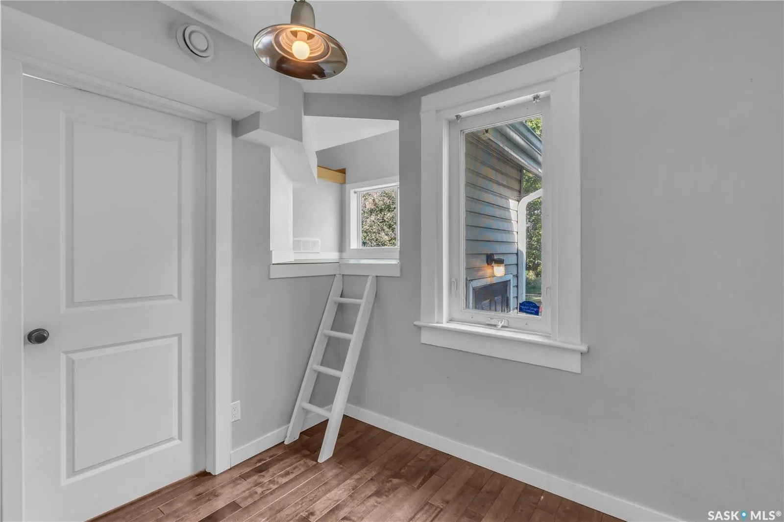 204 4th STREET E