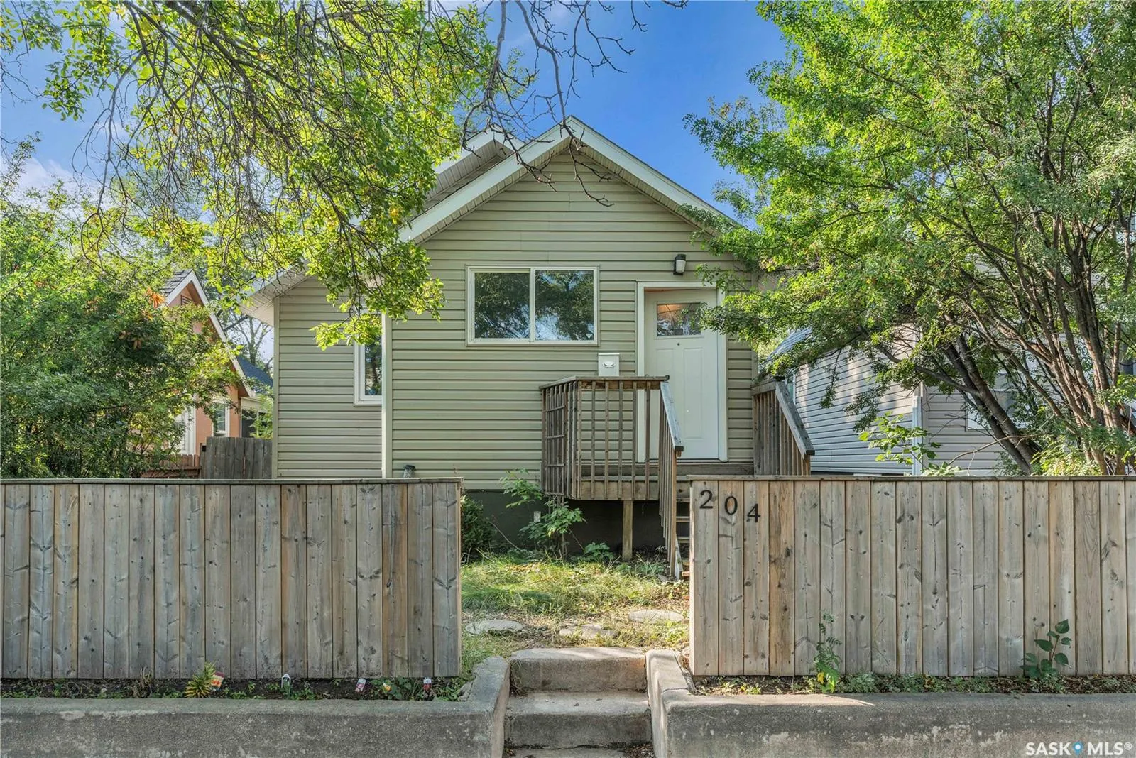 204 4th STREET E