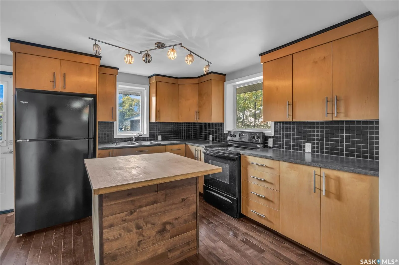 204 4th STREET E