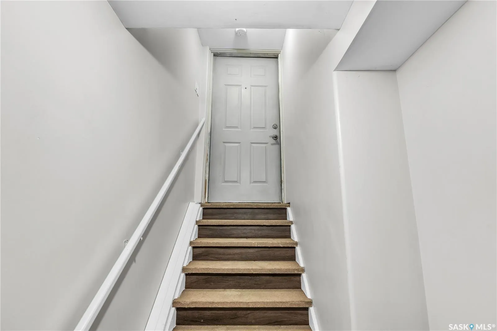 204 4th STREET E