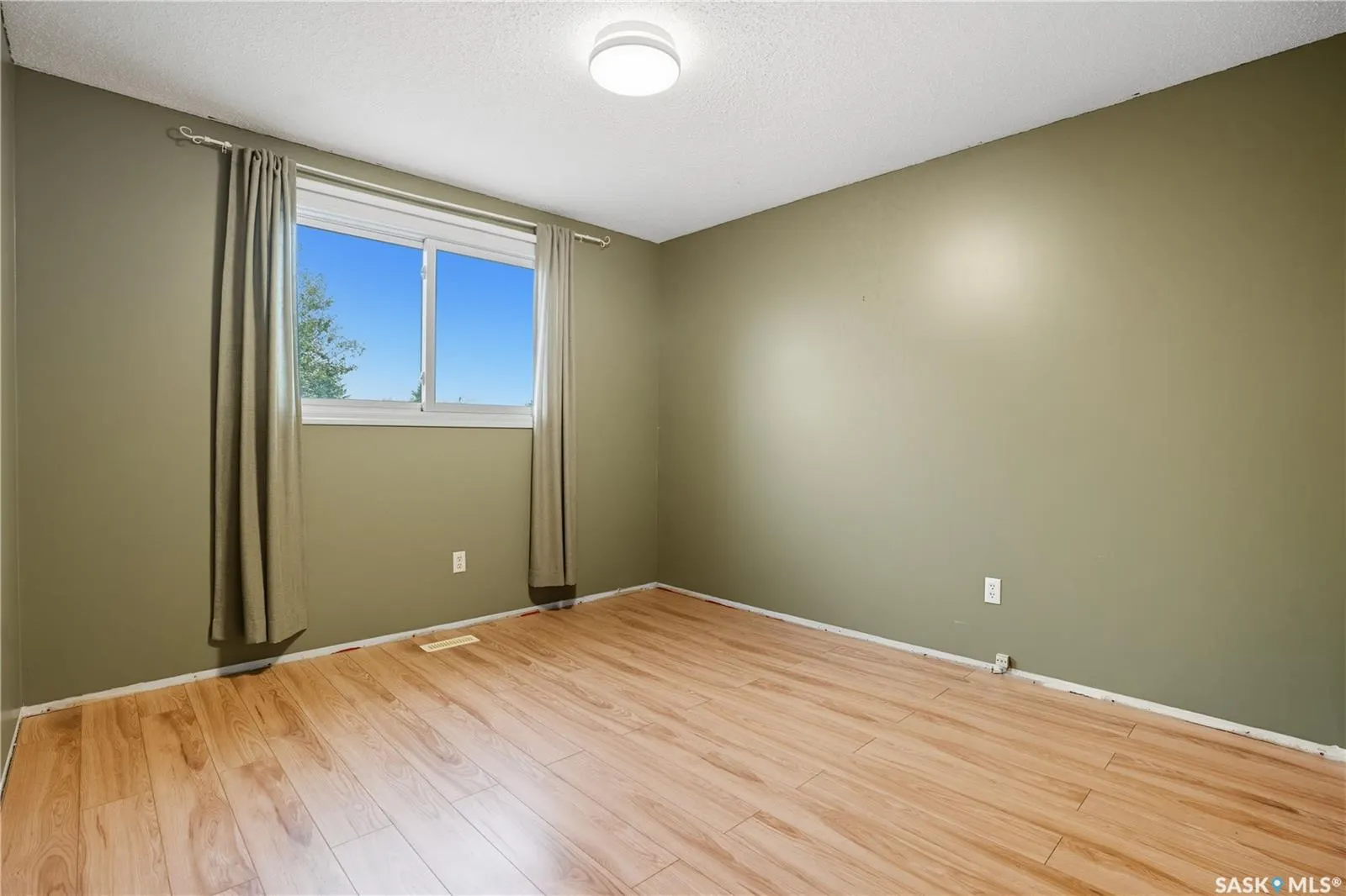 254 Magee CRESCENT