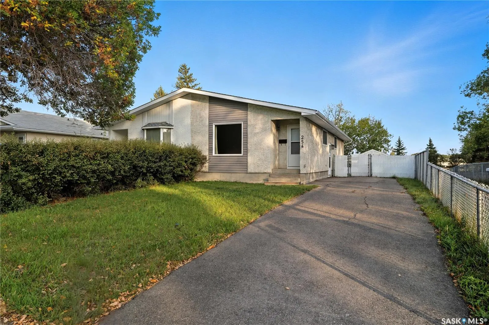 254 Magee CRESCENT