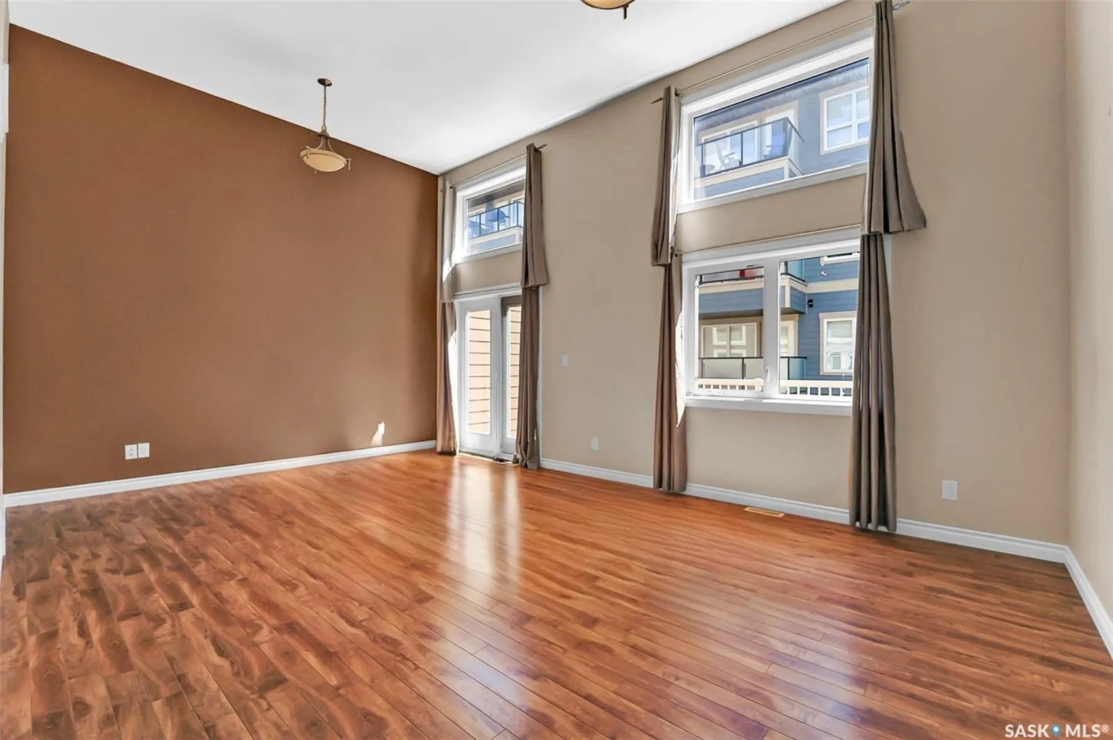 212 Willis CRESCENT, #401