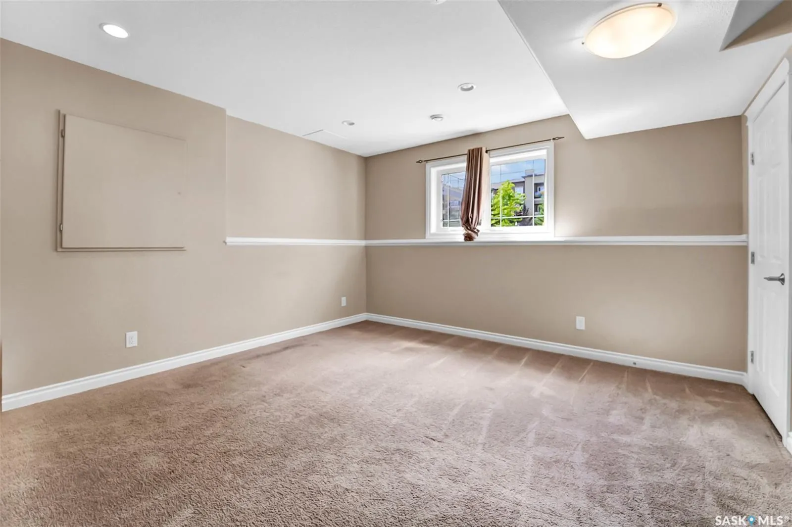 212 Willis CRESCENT, #401