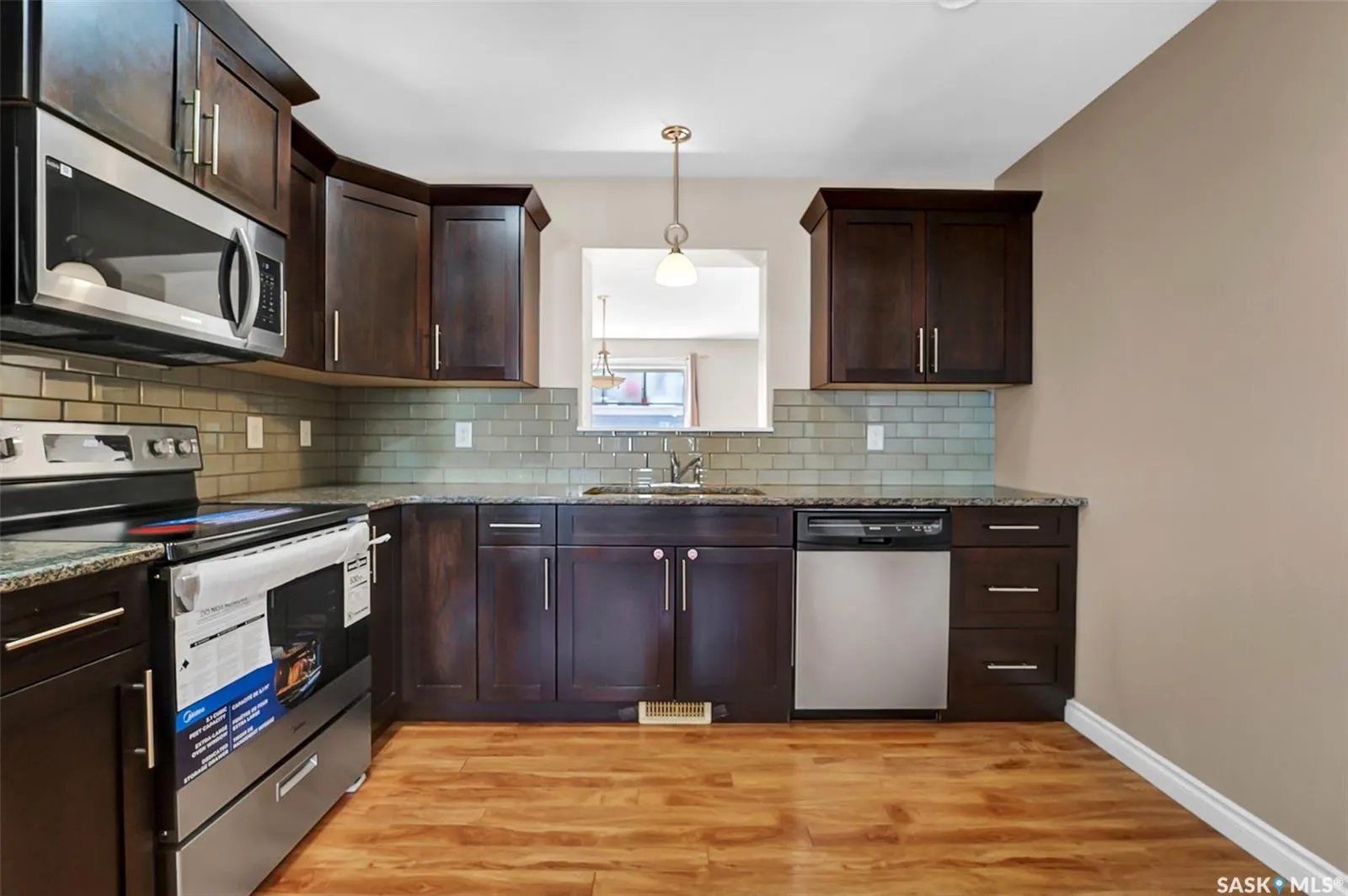 212 Willis CRESCENT, #401