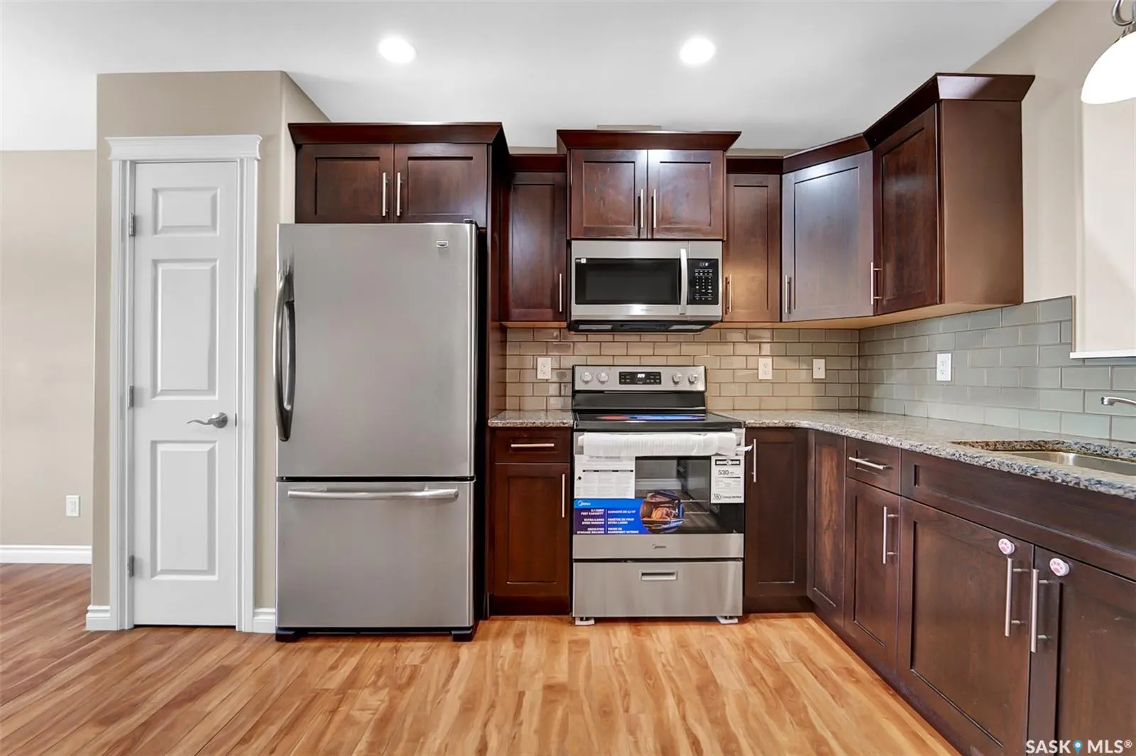 212 Willis CRESCENT, #401