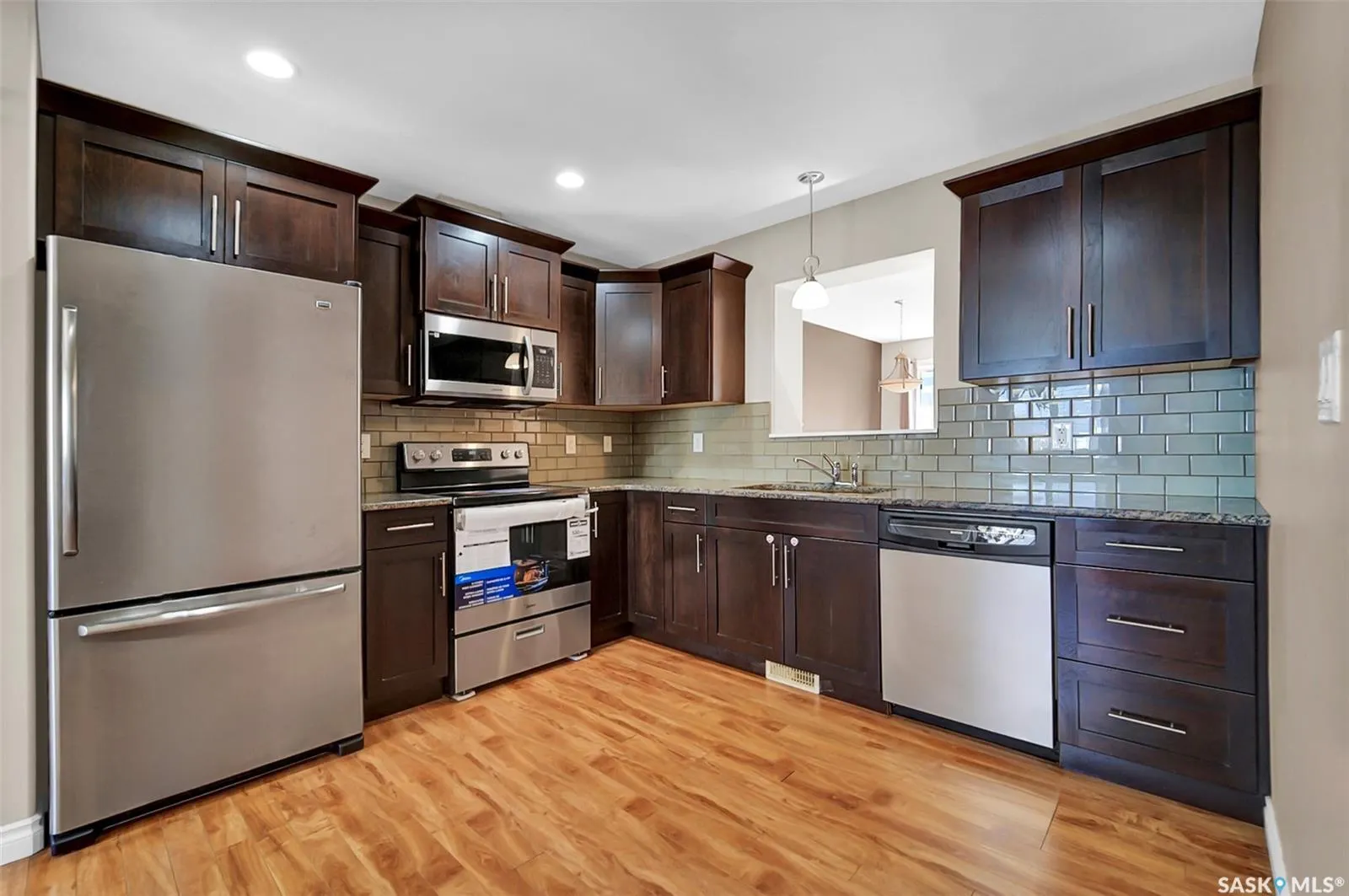 212 Willis CRESCENT, #401