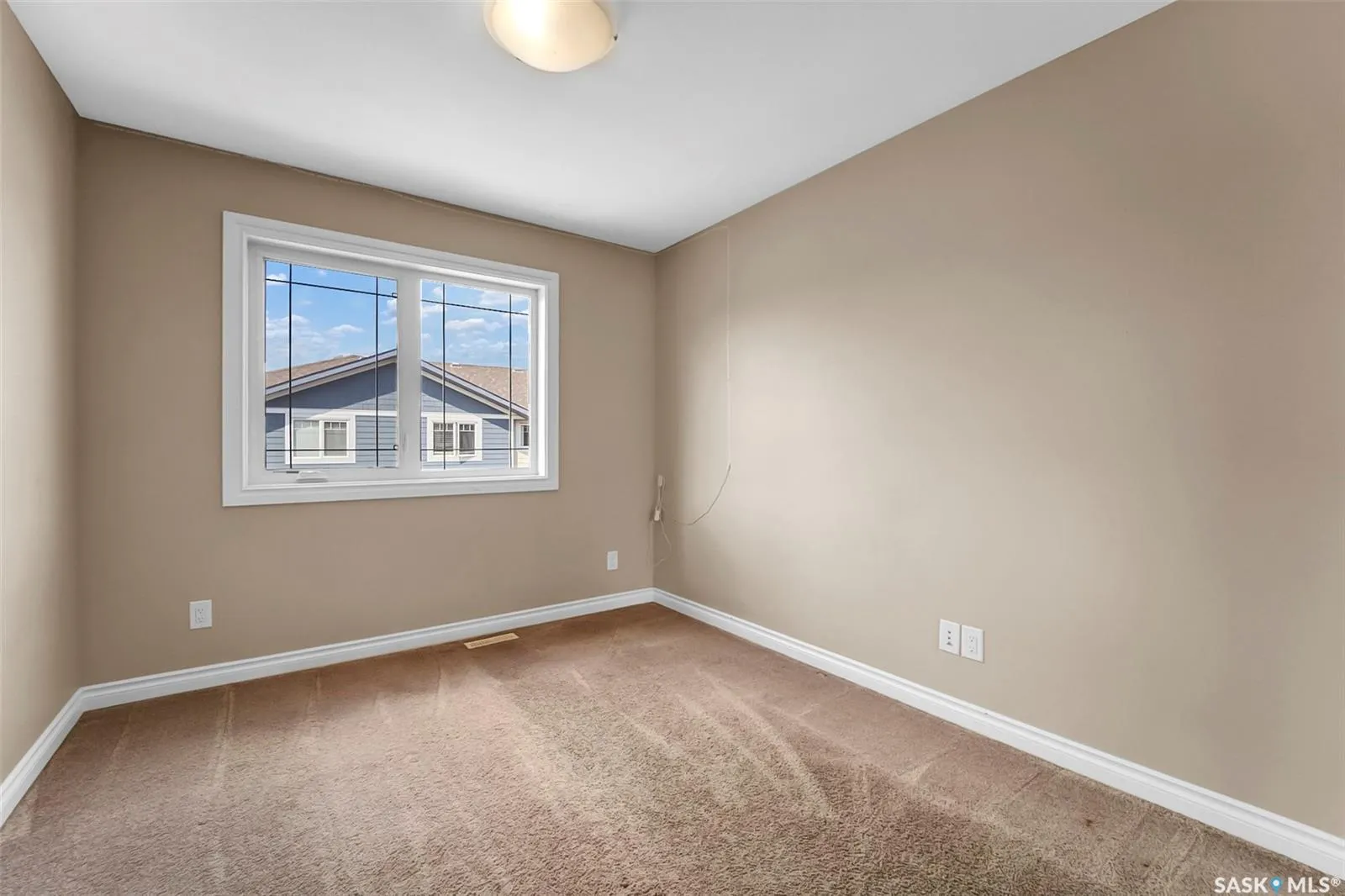 212 Willis CRESCENT, #401