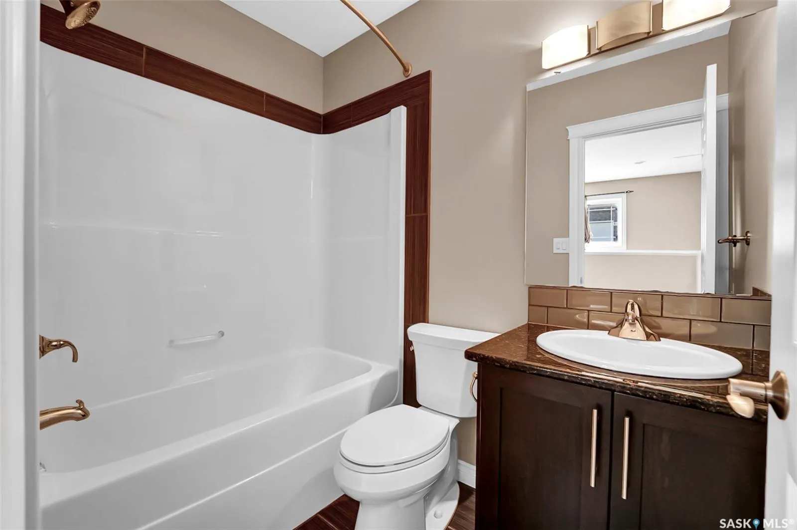 212 Willis CRESCENT, #401