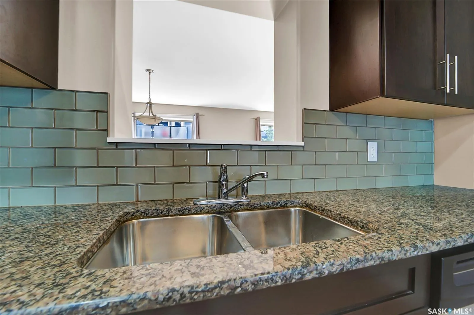 212 Willis CRESCENT, #401