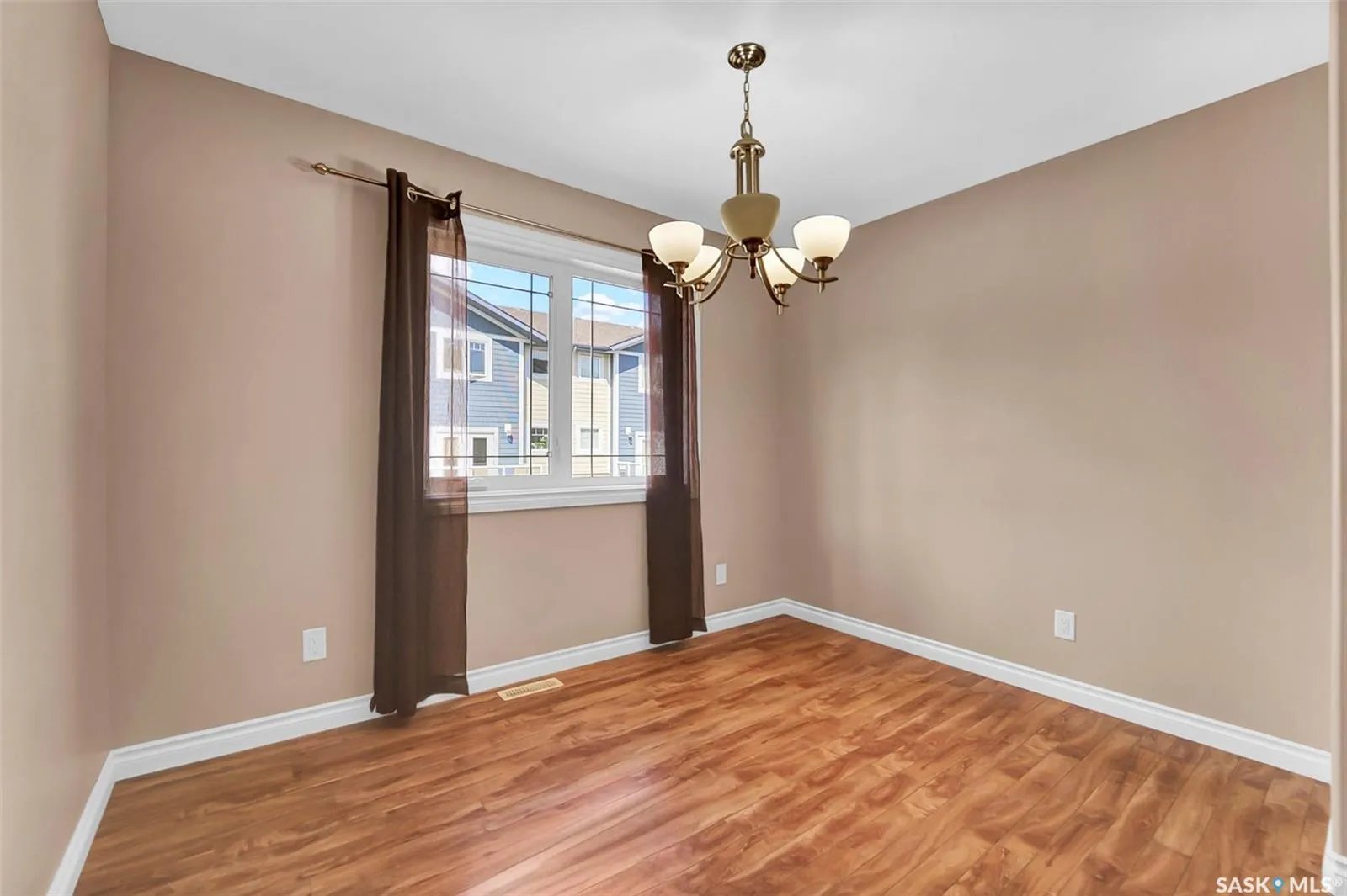 212 Willis CRESCENT, #401