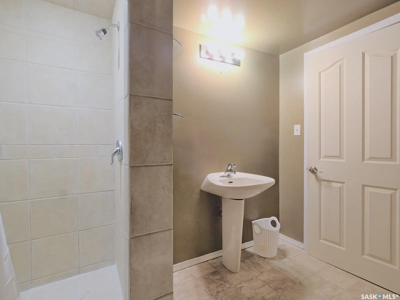 216 6th AVENUE W