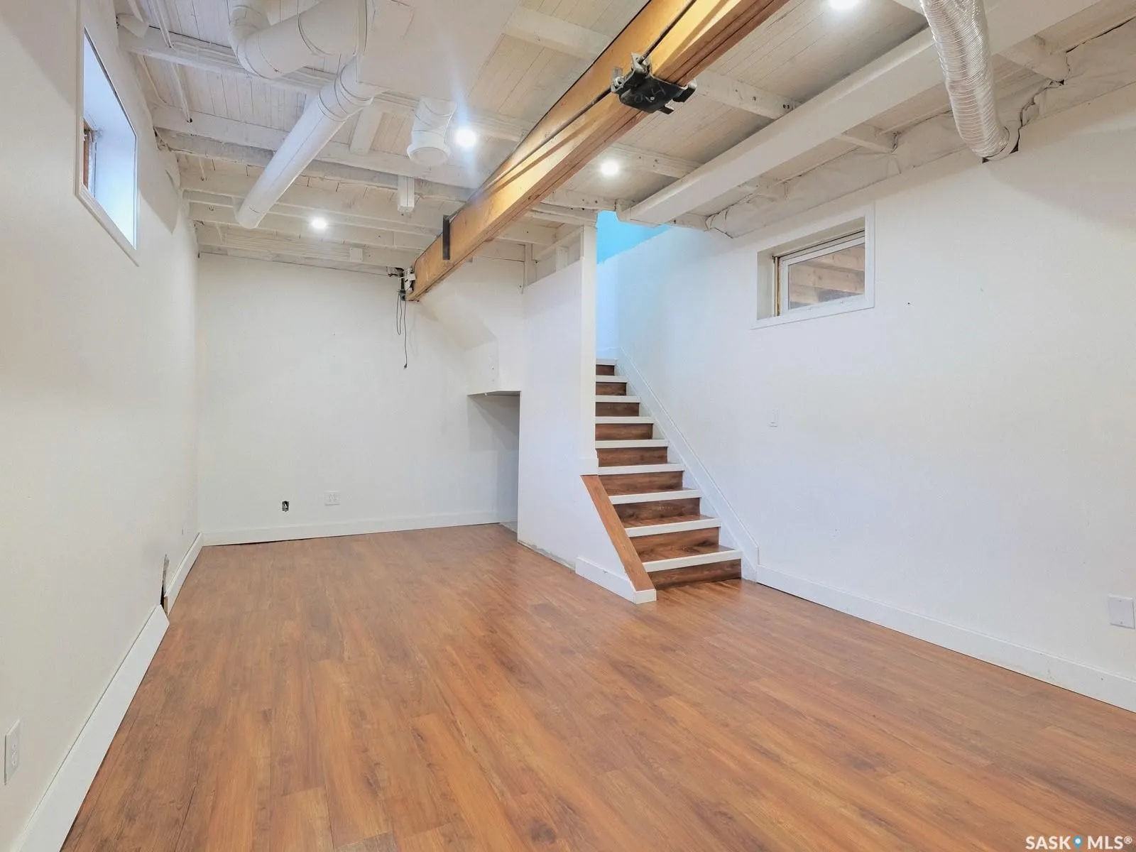 216 6th AVENUE W