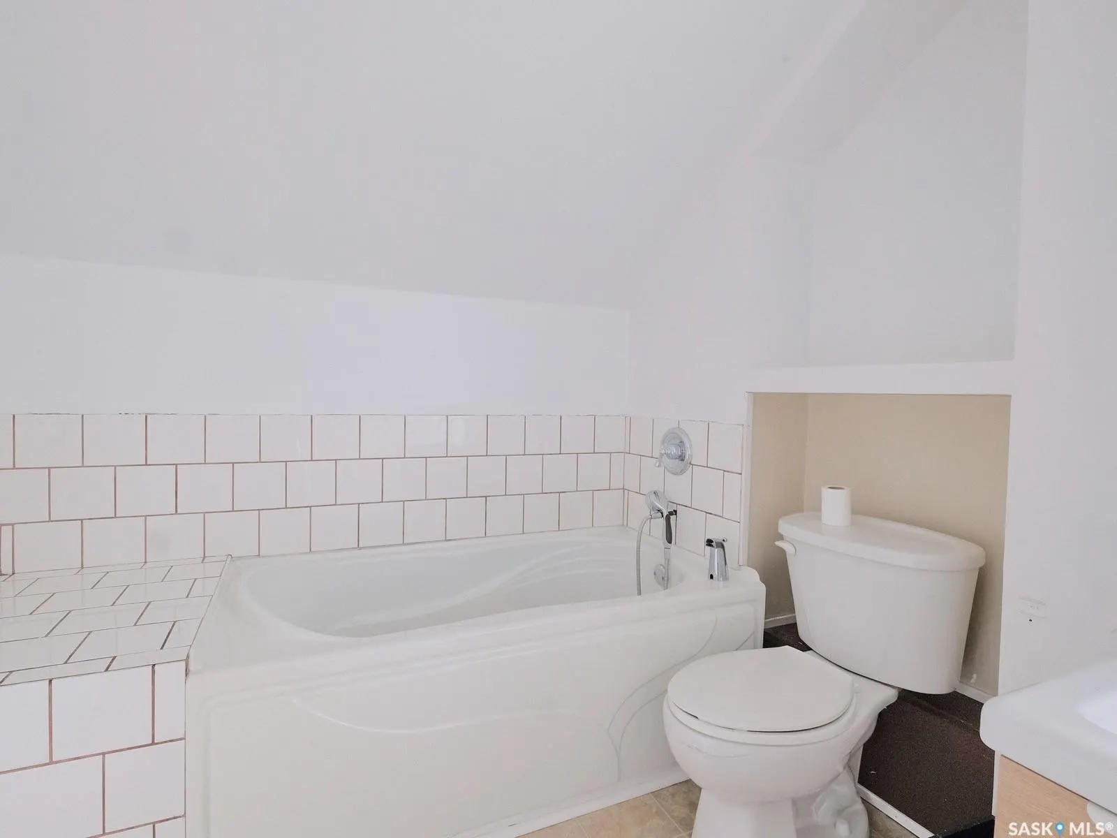 216 6th AVENUE W