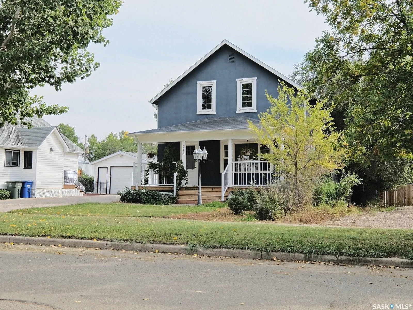 216 6th AVENUE W