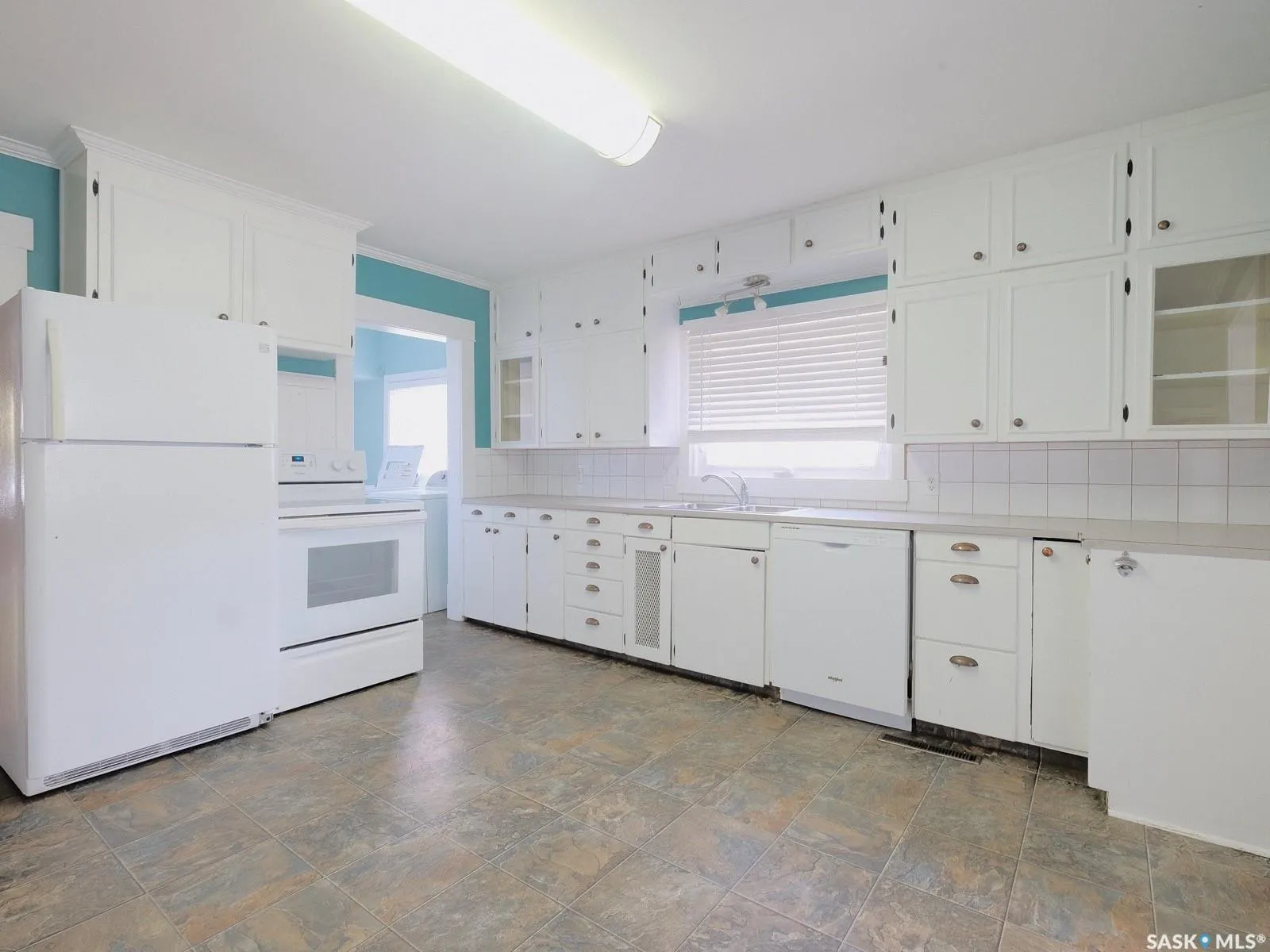 216 6th AVENUE W