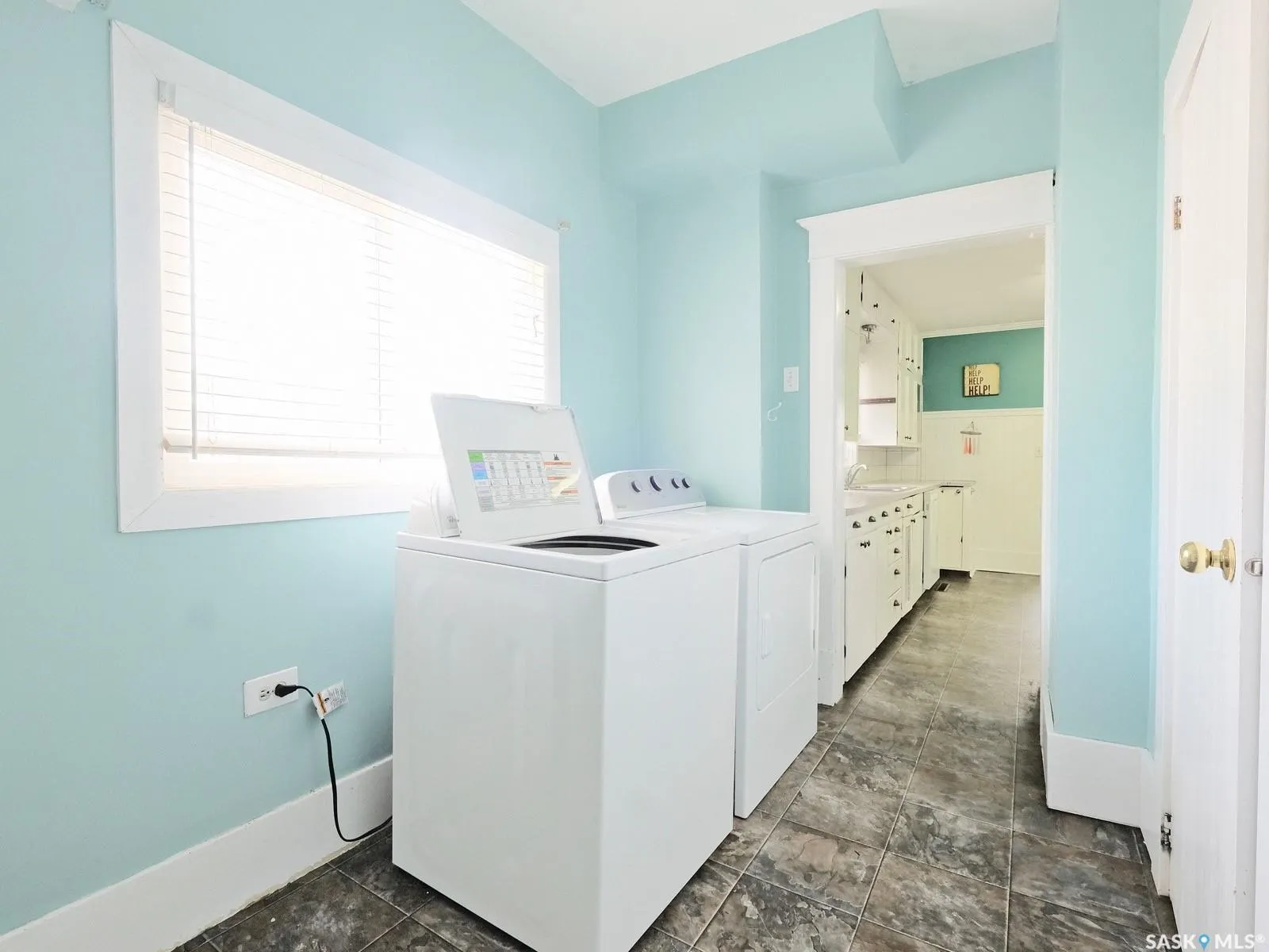 216 6th AVENUE W