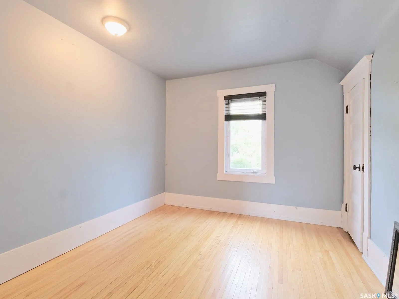216 6th AVENUE W