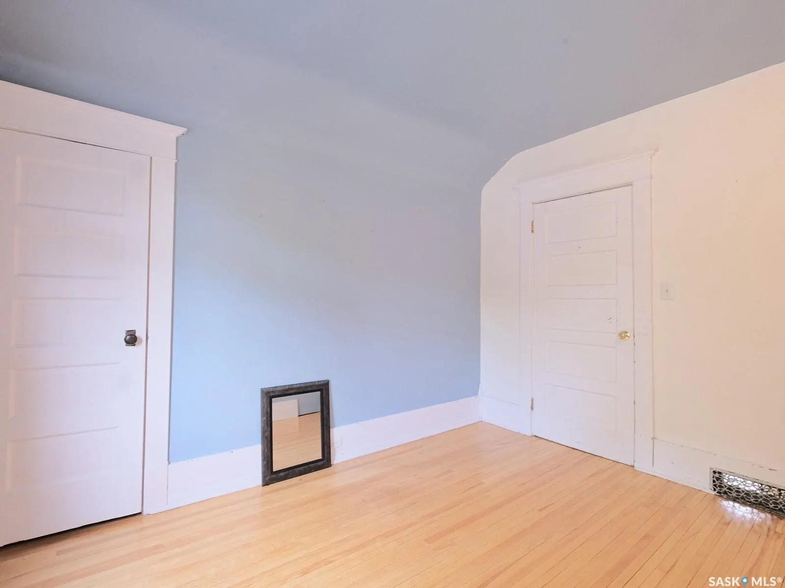 216 6th AVENUE W
