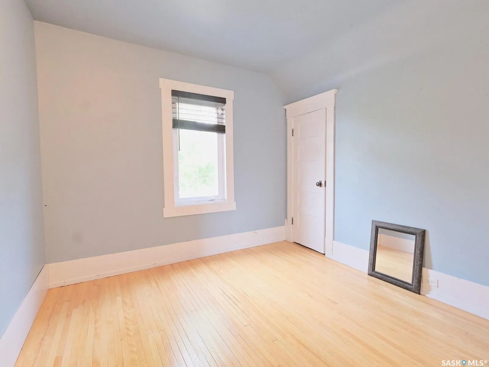 216 6th AVENUE W